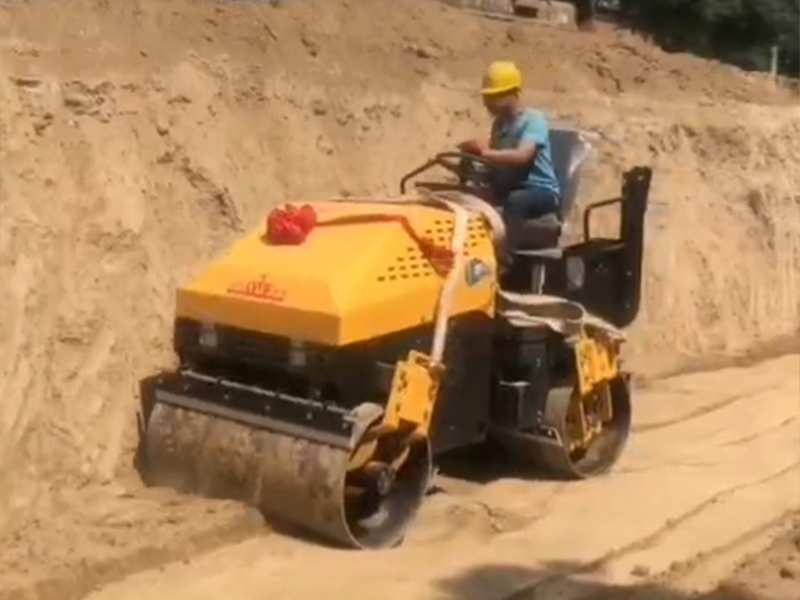湖南客户山路压实施工